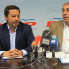 Saínz (izda.) y Rodríguez ayer en la rueda de prensa de denuncia. / P. C.-