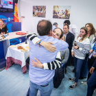 Benito Serrano felicitando a Belén Izquierdo ayer en la sede del PP. -GONZALO MONTESEGURO