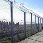 Un grupo de refugiados pasa por la valla que separa a Hungría de Serbia.-AP / ZOLTAN GERGELY KELEMER