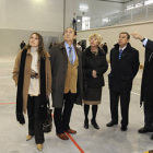 Los responsables políticos y los del centro burgense durante su visita al polideportivo. / VALENTÍN GUISANDE-