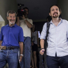 El secretario general de Podemos Madrid y ex JEMAD, Julio Rodríguez junto al líder de la formación morada, Pablo Iglesias.-EMILIO NARANJO (EFE)