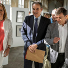 José Luis Rodríguez Zapatero junto al rector de la Universidad Complutense de Madrid, Carlos Andradas en los cursos de verano de El Escorial. /-SANTI DONAIRE (EFE)