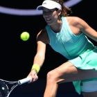 Garbiñe Muguruza, con el muslo vendado, en su partido ante Erakovic.-AFP / WILLIAM WEST