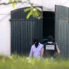 La Guardia Civil y la Policía francesa hallaron el pasado 28 de mayo un arsenal de armas y explosivos de ETA en un zulo de una vivienda ubicada en el centro de Biarritz (Francia).-Foto: EFE / JUAN HERRERO