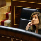 La ministra de Empleo, Fátima Bañez, en el pleno del Congreso de los Diputados.-AGUSTIN CATALAN