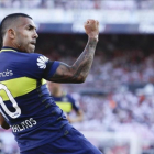 Tévez celebra uno de sus goles en el Monumental de River.-AP / NATACHA PISARENKO