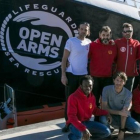 La tripulación integrada por miembros de la oenegé Open Arms junto al barco 'Golfo Azzurro' en el Port Vell de Barcelona.-JOAN CORTADELLAS
