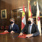 El alcalde de Soria, Carlos Martínez, y el rector de la UVa, Antonio Largo Cabrerizo, tras firmar el convenio. J.A.C.