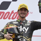 Francesco Peco Bagnaia celebra, en el podio de Sepang, su título de Moto2.-MILAGRO / TINO MARTINO