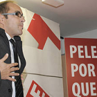 Luis Rey en su comparecencia de ayer ante los medios de comunicación en la sede del PSOE de Soria. / VALENTÍN GUISANDE-