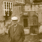 Delibes ante su casa de Sedano.-- E.M.