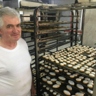 Jesús García muestra un lote de mantecados recién salidos del horno que elabora en dos formatos.-- H. M. P.