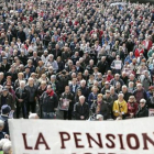 Aspecto de la multitudinaria manifestación de pensionistas que recorrió ayer las calles de Bilbao.-/ EFE / LUIS TEJIDO