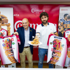 Presentación de las camisetas del torrezno que llevarán los líberos del Rio Duero. MARIO TEJEDOR