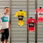 Chris Froome exhibe los maillots de líder del Tour, la Vuelta y el Giro.-/ SKY TEAM