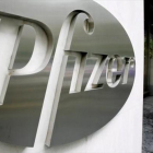 El logo de Pfizer en su sede central, en Nueva York.-EFE / JUSTIN LANE