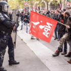 Ciudadanos se enfrentan a agentes antidisturbios durante una manifestación en París, el 10 de octubre.-EFE / CHRISTOPHE PETIT TESSON