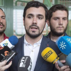 Alberto Garzón se dirige a los medios, el pasado domingo, tras votar en El Rincón de la Victoria (Málaga).-Foto: EFE / JORGE ZAPATA