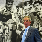 Federico Martín Bahamontes posa junto a una fotografía cuando era ciclista profesional.-JON BARANDICA