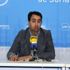 Ignacio Soria, cabeza de lista en San Pedro Manrique, en rueda de prensa el sábado explicando su renuncia. / V. G.-
