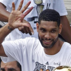 Tim Duncan, en junio del 2014, señalando los cinco títulos de la NBA conquistados.-AP / MICHAEL THOMAS