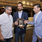 Alfredo Cabrerizo, Ángel Hernández y Ángel Romera con una de las Copas del Rey ganadas por el equipo soriano.-VALENTÍN GUISANDE