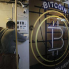 Dos clientes en un Bitcoin ATM de Hong Kong, el pasado sábado.-AP / KIN CHEUNG