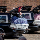 Los ataúdes cubiertos de hortensias de los niños fallecidos.-