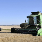 Tractores realizando labores en el campo en la provincia de Soria-