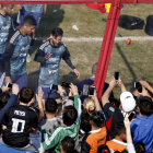 Messi, junto a sus compañeros, es aclamado en el entrenamiento a puertas abiertas de Argentina.-AP
