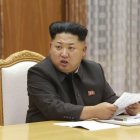 El líder norcoreano Kim Jong-un durante la reunión de emergencia de la Comisión Militar Central de Corea del Norte.-KCNA (REUTERS)