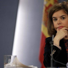 La vicepresidenta del Gobierno, Soraya Sáenz de Santamaría, en la rueda de prensa posterior al Consejo de Ministros.-Foto: JOSÉ LUIS ROCA