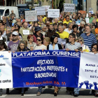 Concentración de cientos de gallegos afectados por las participaciones preferentes, ante una oficina de Novagalicia Banco en Orense, para reclamar soluciones a las entidades bancarias.-BRAIS LORENZO (EFE)