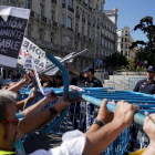 Efectivos de la Policía Nacional contienen la protesta de un grupo de pensionistas en las inmediaciones del Congreso de los Diputados-JOSE LUIS ROCA