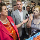 La alcaldesa de Valencia, Rita Barberá, es increpada en un mercado de su ciudad el pasado día 15, en un acto de campaña.-Foto: MIGUEL LORENZO