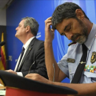 El conseller de Interior, Joaquim Forn, y el major de los Mossos, Josep Lluís Trapero, en la rueda de prensa de este jueves-LLUIS GENE (AFP)