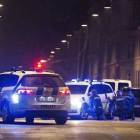 La policía danesa detrás de los coche patrulla en las calles de Copenhage.-Foto:   MARTIN SYLVEST / AFP