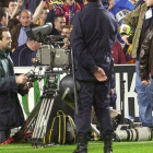 Cámara de televisión, durante un partido de Liga en el Camp Nou.-JORDI COTRINA