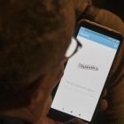 Un usuario consultando la ’app’ de Tsunami Democràtic.-FERRAN NADEU
