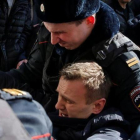 Alexei Navalny, en el momento de ser arrestado.-REUTERS / MAXIM SHEMETOV