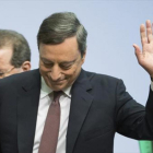 Draghi saluda tras comparecer ante la prensa.-EFE / ARNE DEDERT