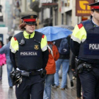 Una patrulla de Mossos d’Esquadra, en una calle de Barcelona.-RICARD CUGAT