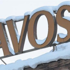 Un policía vigila desde un tejado en la víspera de la inauguración del 47º Foro Económico Mundial de Davos (Suiza), que comienza hoy.-EFE / GIAN EHRENZELLER