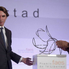 Aznar entrega el premio a la libertad de la FAES a Enrique Krauze.-Foto: JOSÉ LUIS ROCA