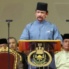El sultán de Brunéi, Hasanal Bolkiah, anunció la entrada en vigor de la sharia o ley islámica.-AP