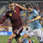Julio Álvarez junto a Jordi Alba durante el partido ante España. -