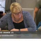La diputada liberal noruega Trine Skei Grande, jugando al Pokémon en una sesión parlamentaria.-YOUTUBE