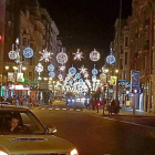 Iluminación navideña de la avenida Ordoño II en León.-- E. M.