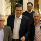 Pedro Sánchez, entre los dirigentes de CCOO, Ignacio Fernández Toxo (izqda.), y UGT, Josep Maria Álvarez, en su anterior etapa como secretario general del PSOE.-EFE / JAVIER LIZÓN
