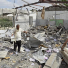Un hombre intenta rescatar algunas pertenencias de un edificio en Bajil (Yemen) destruido por la coalición árabe.-ABDULJABBAR ZEYAD / REUTERS